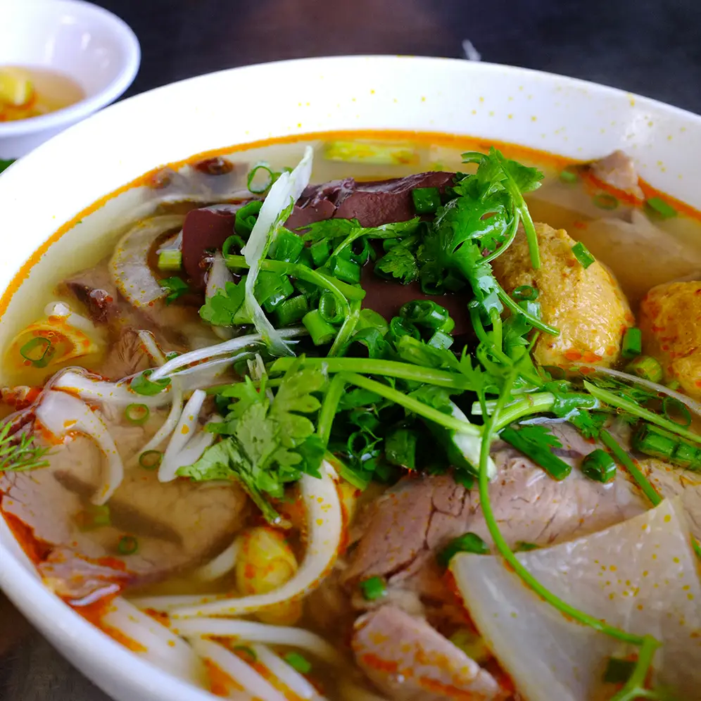 Hình ảnh Bún bò huế không móng thay bằng giò tai