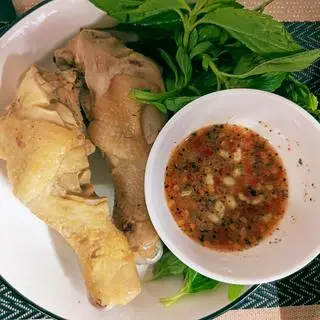 Hình ảnh Cơm Đùi Gà Luộc chấm Muối Tiêu Ớt