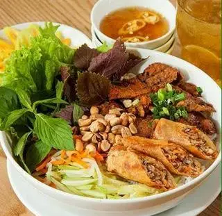 Hình ảnh bún thịt nướng thêm chả giò