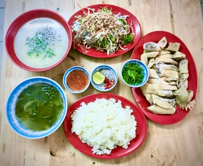 Hình ảnh Gà chặt nửa con - cháo gỏi