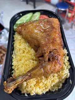 Hình ảnh cơm chiên gà xối mỡ sốt thái chua ngọt đùi gõ tư khổng lồ tặng kèm trà tắc