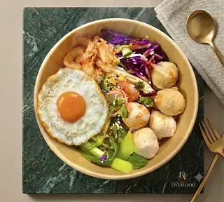 Hình ảnh Mì Cay Khô Trứng Chiên Lòng Đào + Cá Bò Viên Xúc Xích