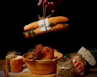 Hình ảnh Bánh mì thịt rim