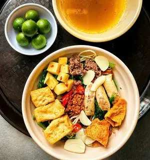 Hình ảnh Bánh đa cua trộn đầy đủ