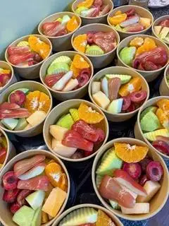Hình ảnh Hoa quả mix kèm muối chấm 