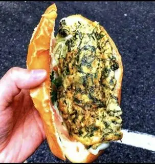 Hình ảnh bánh mì trứng rán ngải cứu