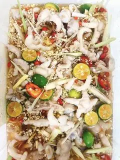 Hình ảnh Chân gà ngâm xả tắc suất to