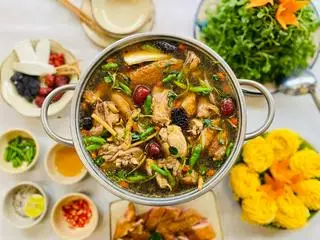 Hình ảnh Lẩu gà tiềm ớt hiểm - nguyên con