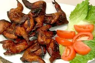 Hình ảnh chim cút nướng lá mắc mật