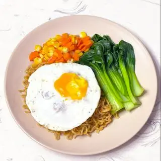 Hình ảnh Mì trộn trứng ốp la 