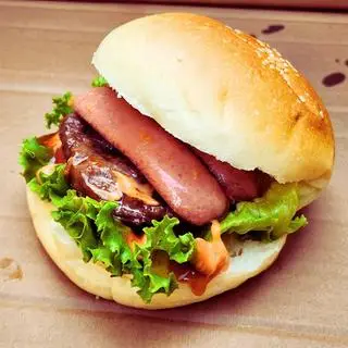 Hình ảnh Burger bò + xúc xích