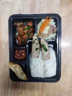 Hình ảnh Cơm Ba chỉ rang cháy cạnh và chả  lụa rim tiêu