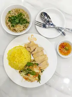 Hình ảnh Cơm Gà Chặt/ Xé Phay Trộn Gỏi + Canh