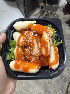 Hình ảnh Tokbokki nhân phô mai sốt ngọt