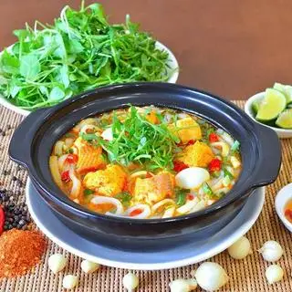 Hình ảnh Thố bánh canh thịt - trứng cút