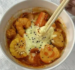 Hình ảnh Set tokbokki phủ phô mai sợi full topping