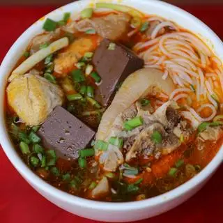 Hình ảnh Bún bò huế không móng thay bằng huyết
