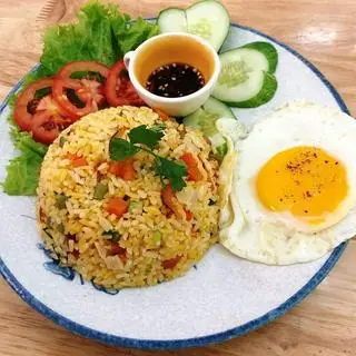 Hình ảnh Cơm Dương Châu + Trứng Ốp La