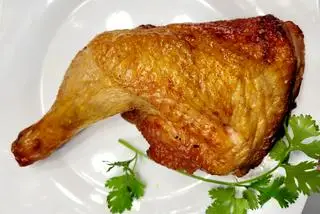Hình ảnh Đùi gà góc tư nướng lu