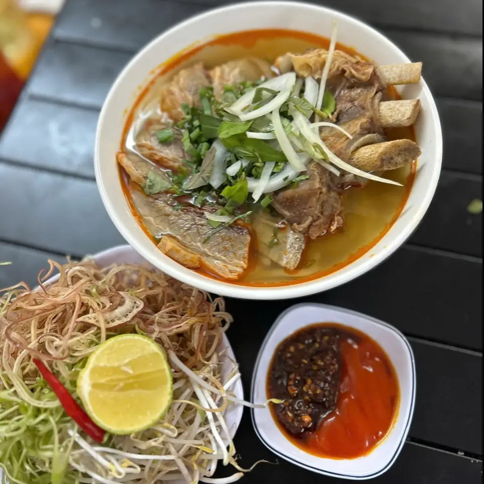 Hình ảnh Bún Bò Huế Sườn Sụn Đặc Biệt 