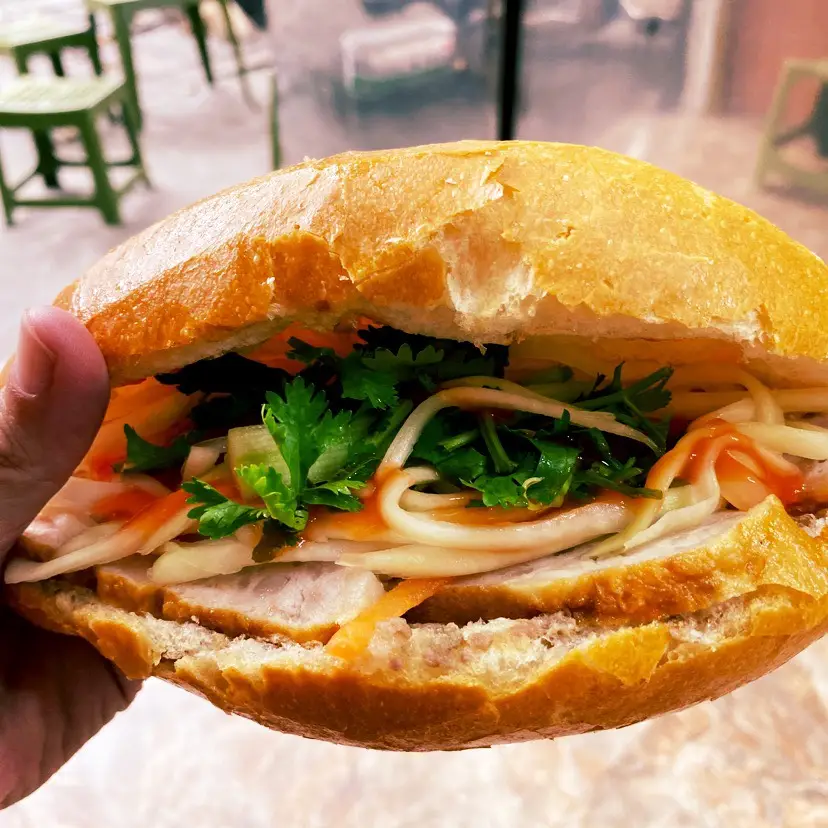 Hình ảnh Bánh mì pate chả nóng