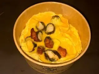 Hình ảnh Cơm phủ gà rong biển trứng