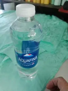 Hình ảnh 1 chai nước suối+1tay da