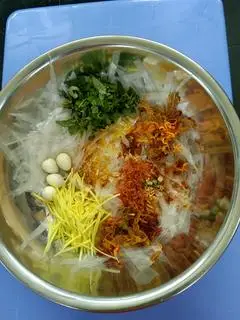Hình ảnh Bánh Tráng Trộn chả bò trứng cút xoài 