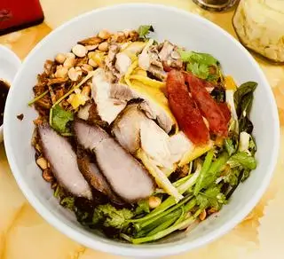 Hình ảnh Phở Trộn Gà Đặc Biệt Đầy Đủ