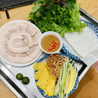 Hình ảnh Bánh tráng cuốn thịt heo luộc