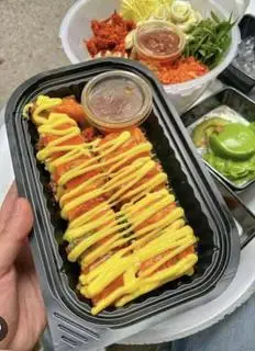 Hình ảnh Cuộn phủ bơ chấm bơ béo