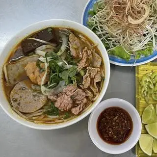 Hình ảnh Bún bò tái - chả 