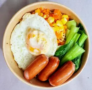 Hình ảnh Mì trộn indomie + trứng + xúc xích phô mai