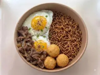 Hình ảnh Mì trộn trứng ốp la - thịt bò xào - cá viên chiên