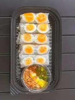 Hình ảnh Bánh tráng cuốn trắng lòng đào chấm me