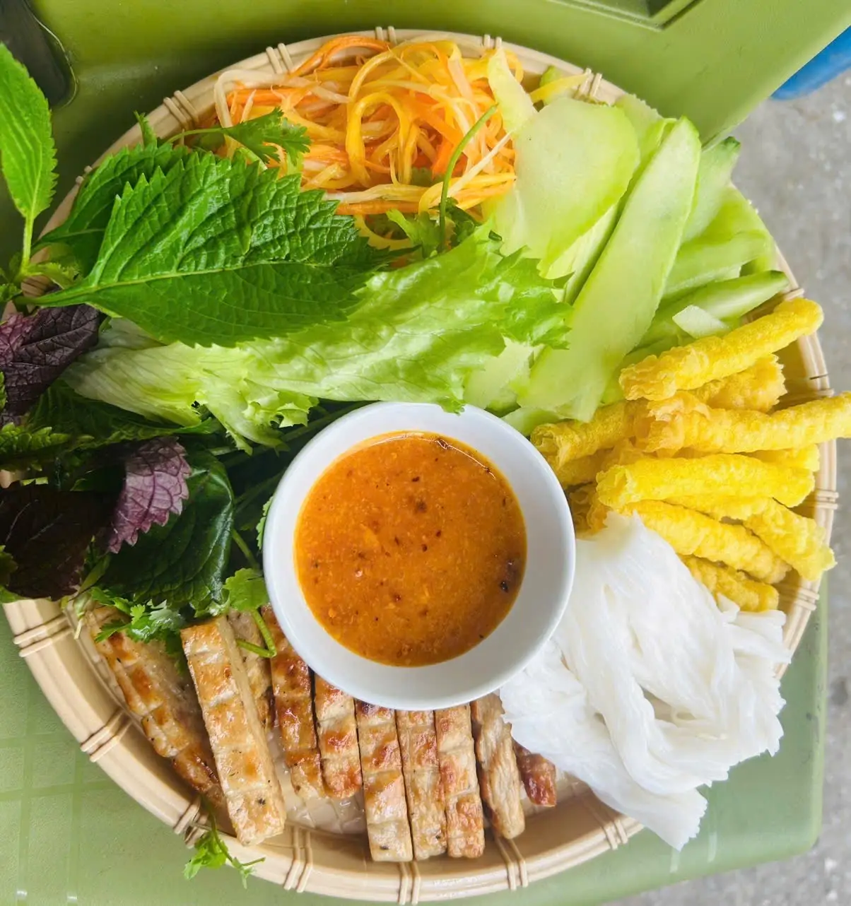 Hình ảnh Nem nướng nha trang 6 cuốn hộp xốp