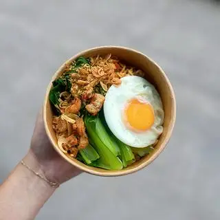Hình ảnh Mì trộn trứng ốp, rau củ