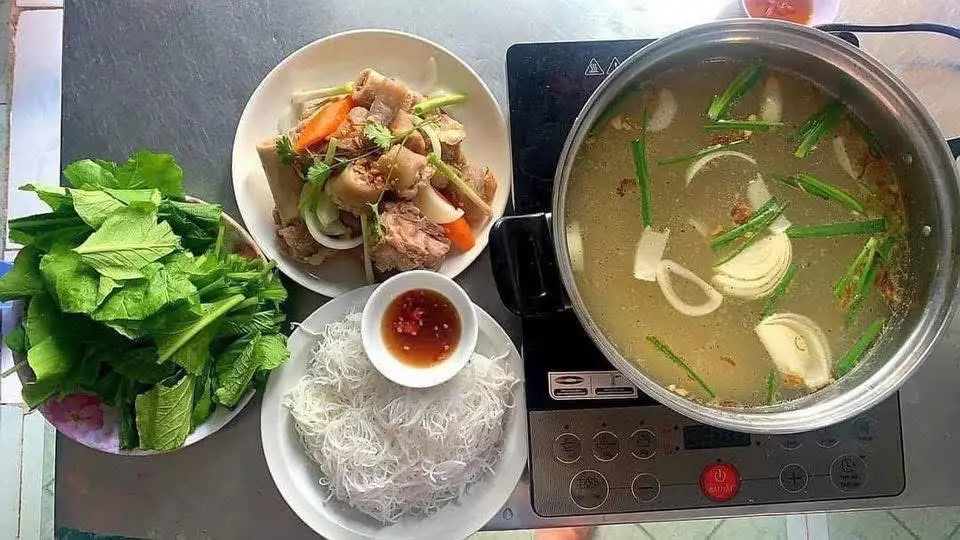 Hình ảnh Lẩu đuôi heo xí quách xương - 4 người ăn