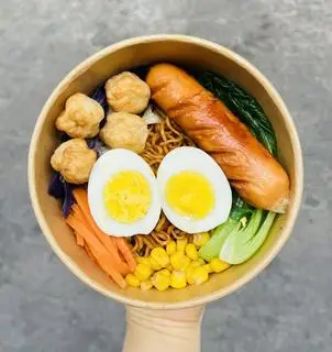 Hình ảnh Mì trộn thập cẩm Trứng - Xúc xích - Cá viên tặng 1 ly trà tắc