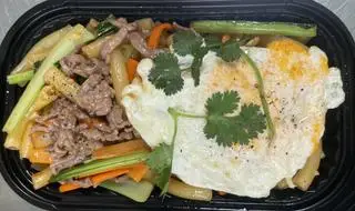 Hình ảnh Nui xào trứng + bò