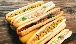 Hình ảnh Bánh mì que xúc xích