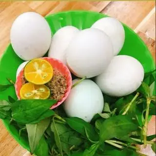 Hình ảnh 3 quả trứng vịt lộn ( chờ 15 phút luộc )