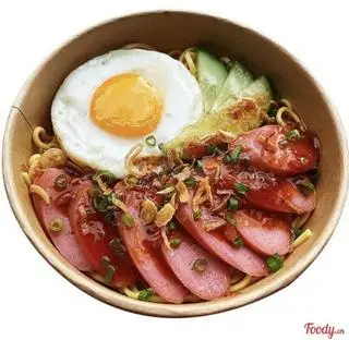 Hình ảnh Mì Trộn Indomie Xúc xích + Trứng ốp 
