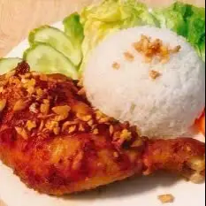 Hình ảnh Cơm Gà Chiên Mắm Tỏi Đậm Đà Đưa Cơm