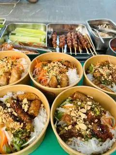 Hình ảnh combo 2 hộp 1 bún thịt nướng 1 bún nước tương tặng 2 cuốn chả giò 