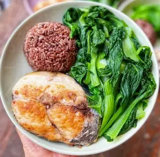 Hình ảnh cơm gạo lứt cá kho thịt chân giò không mỡ ( healthy 
