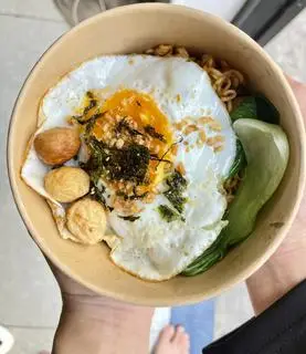 Hình ảnh Mì mix cá viên và trứng lòng đào