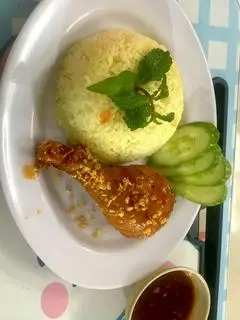 Hình ảnh Cơm đùi gà chiên mắm tỏi