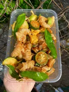 Hình ảnh Chân gà sốt thái rút xương ( phần lớn) 
