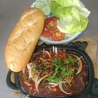 Hình ảnh bánh mì cá hộp 